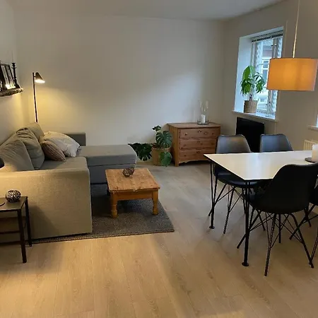 Apartman Taet Pa Torv, Total Nyrenoveret Varde